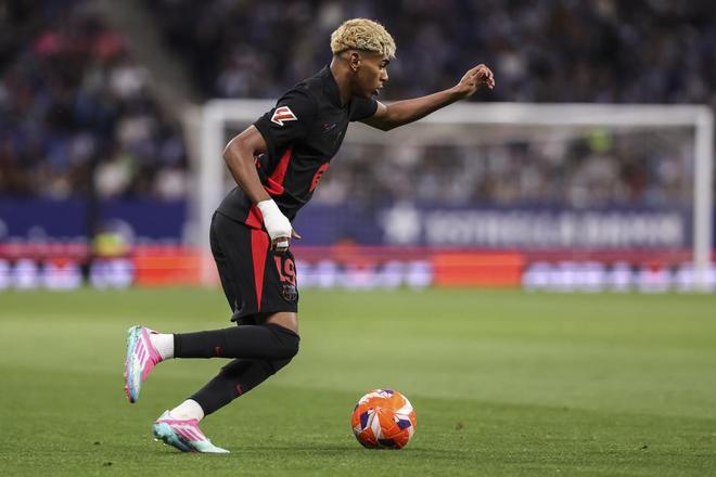 篮球篮网主力中锋脚踝扭伤，伤势待评估