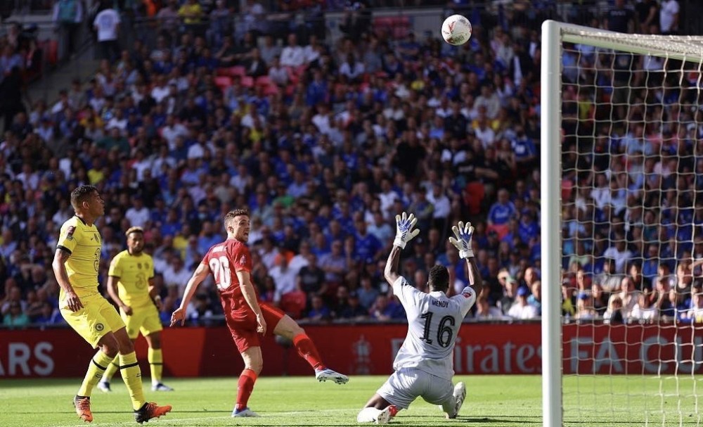 拦都拦不住！对手疑肘击队友，梅西出头“教育”阿根廷老乡